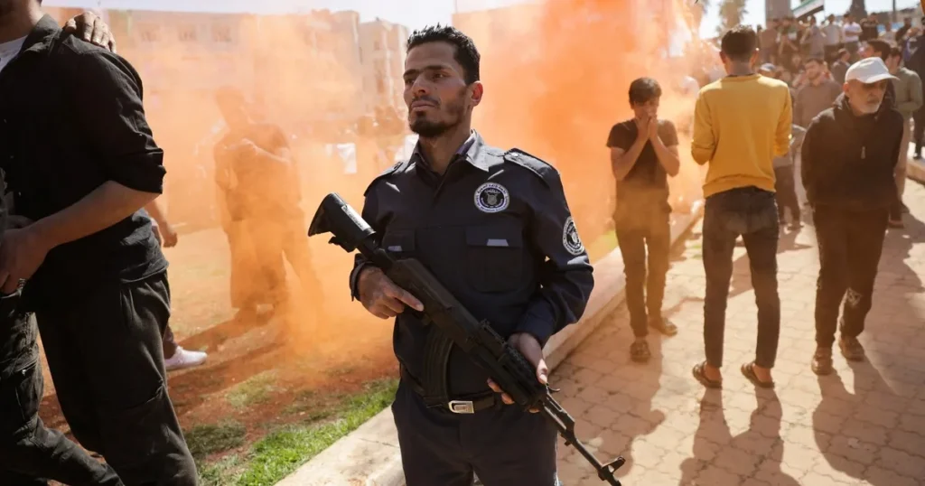 سوريا.. إطلاق نار في ريف إدلب الجنوبي يودي بحياة 4 عناصر أمن