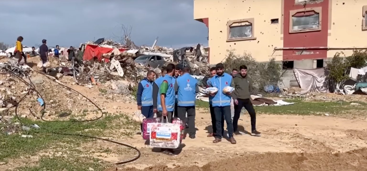 مساعدات تركية للنازحين الفلسطينيين في شمال غزة رغم المخاطر