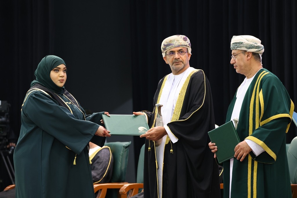 خريجة تستلم شهادة التخرج.JPG