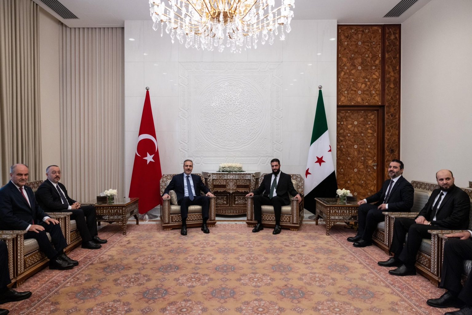 فيدان يجيب: هل تشكّل العلاقة التركية مع إسرائيل تنافسًا جيوسياسيًا في سوريا؟ (فيديو)