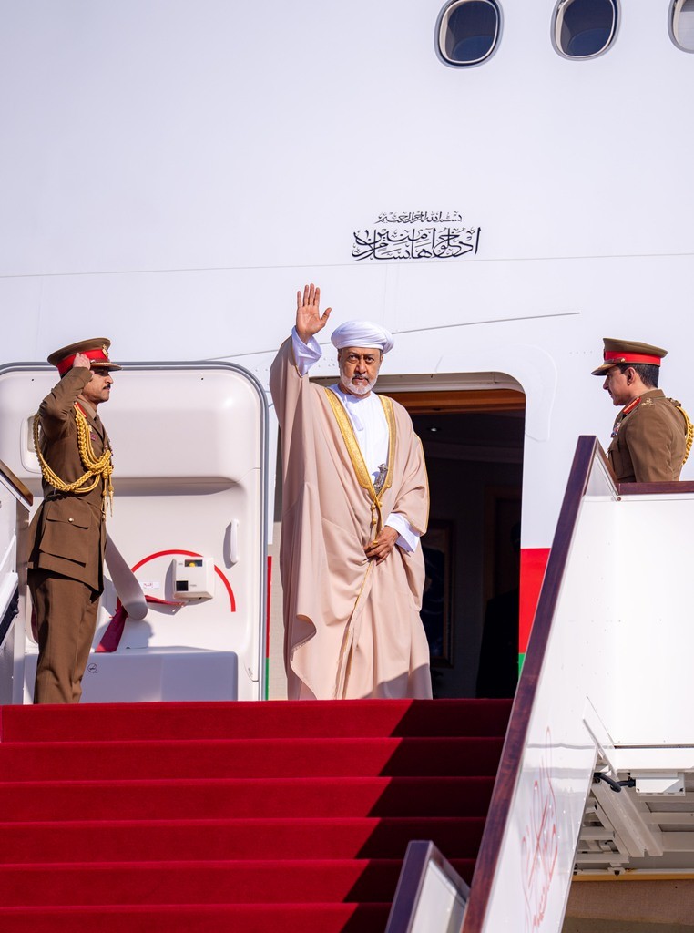 جلالة السلطان مغادرة الى القمة الخليجية بالبحرين (3).jpg