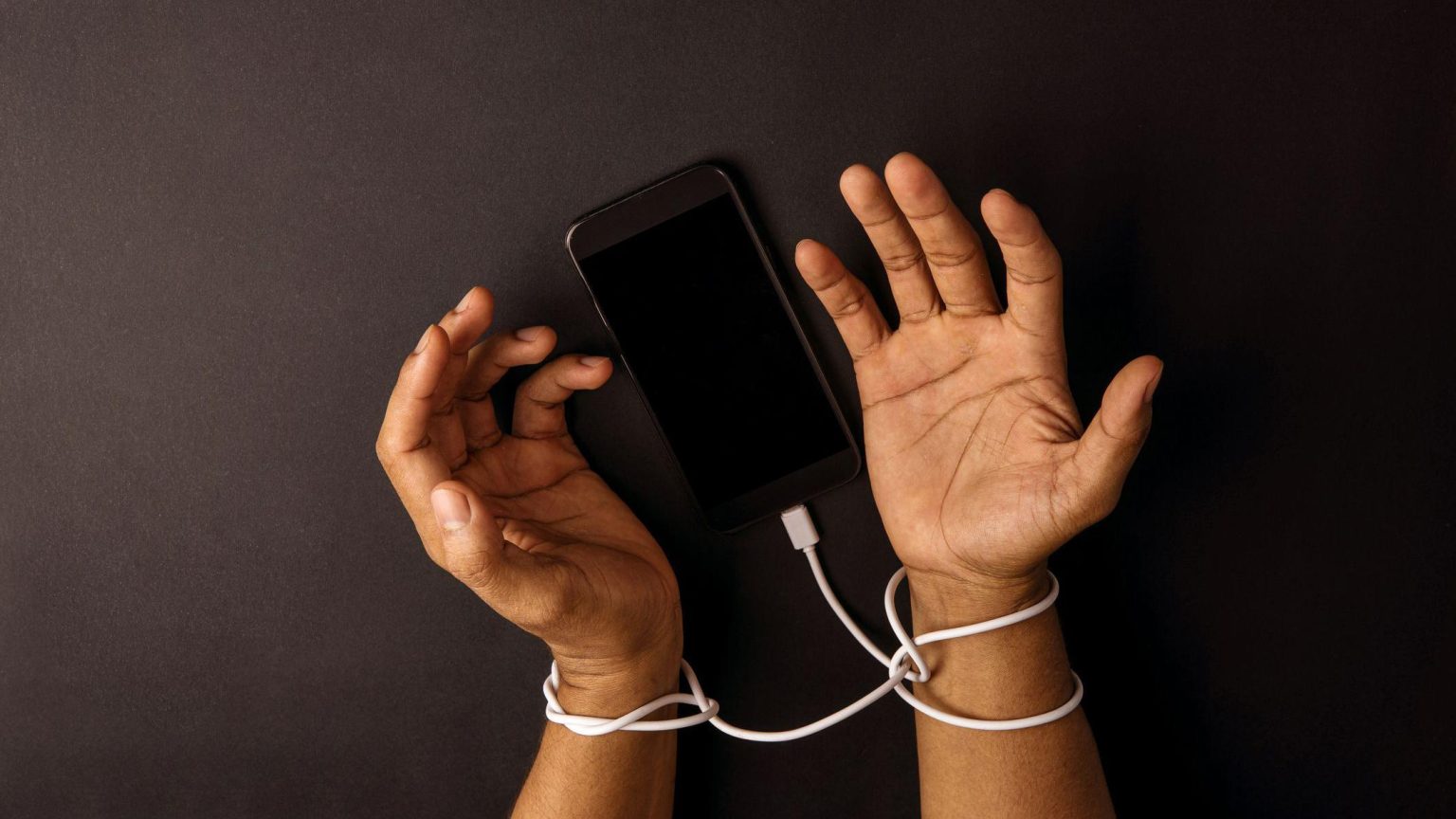 العنف الرقمي وخطاب الكراهية.. أزمة أخلاقية في عصر المنصات