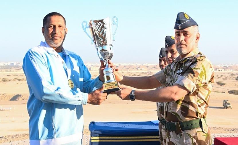 تتويج الفائزين في ختام بطولة اختراق الضاحية بسلاح الجو السلطاني