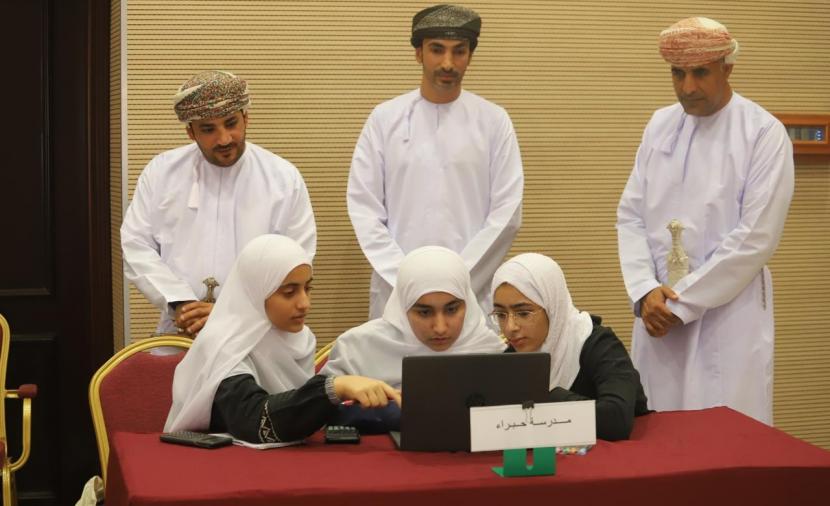 تكريم المدارس والطلبة الفائزين بختام مسابقة “فرسان المنهج” في نخل