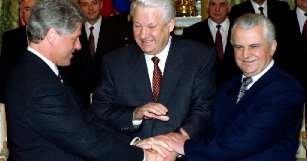 من كلينتون إلى ترمب.. مشهدان للضغط الأميركي على أوكرانيا