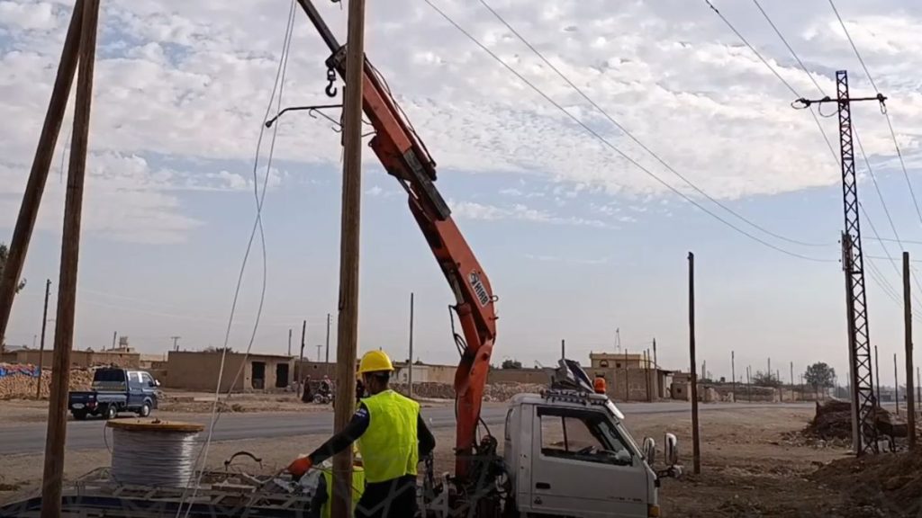 بعد انقطاع لسنوات.. الكهرباء تعود إلى بلدة التبني بدير الزور