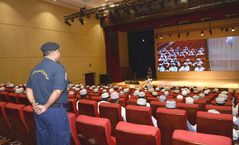 الدفاع المدني” تقدّم برنامجًا توعويًا على هامش فعاليات “ملتقى إزكي الثقافي