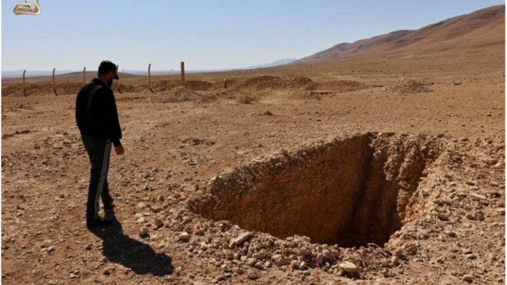 “رويترز”: الحكومة السورية تؤمّن المقبرة الجماعية بالضمير وتحقق فيها