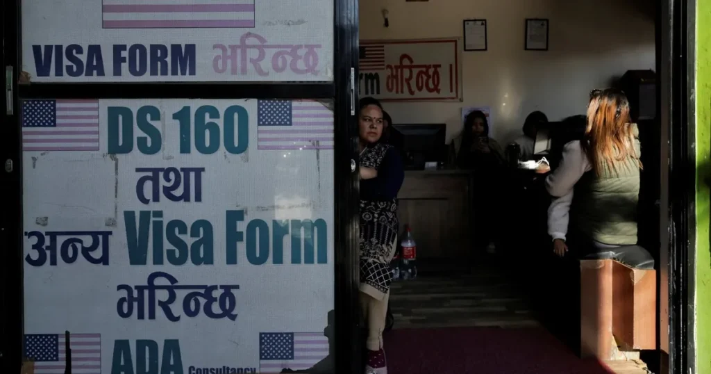 أمريكا تلغي 85 ألف تأشيرة بزعم التهديد المباشر للمجتمع