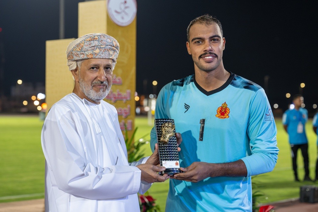 اللاعب محمد بن خميس المعمري من فريق وحدة أمن شؤون البلاط السلطاني يحصل على جائزة أفضل حارس في البطولة_1.jpg