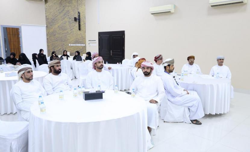 التعريف ببرنامج “مُلم” وجائزة المستثمر الذكي الخليجي بـ”تعليمية البريمي”