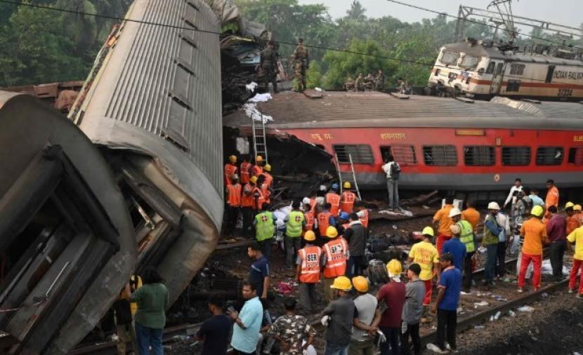 إصابة أكثر من 100 في حادث تصادم قطارين في الهند