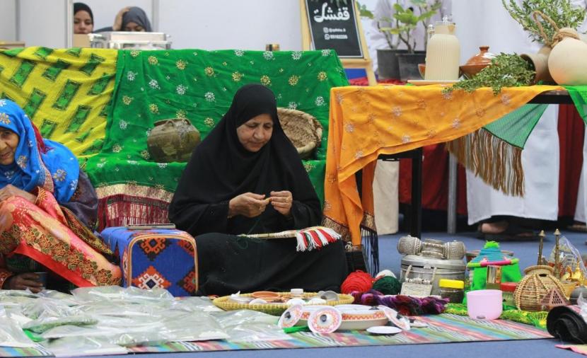 معرض الأسرة والطفل يُثري فعاليات “ملتقى إزكي الثقافي”