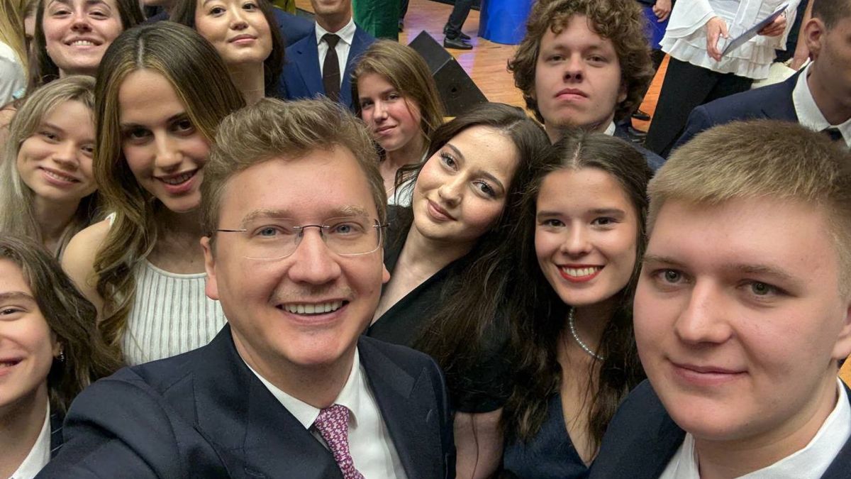 زين الأسد في حفل تخرجها من جامعة "مغيمو" - 30 حزيران 2025 (الغارديان)