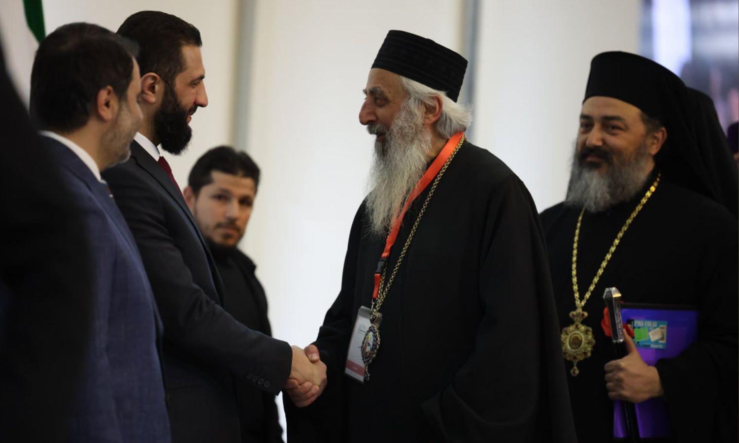 رجال دين يصافحون الرئيس السوري للمرحلة الانتقالية أحمد الشرع - 25 شباط 2025 (مؤتمر الحوار الوطني السوري)