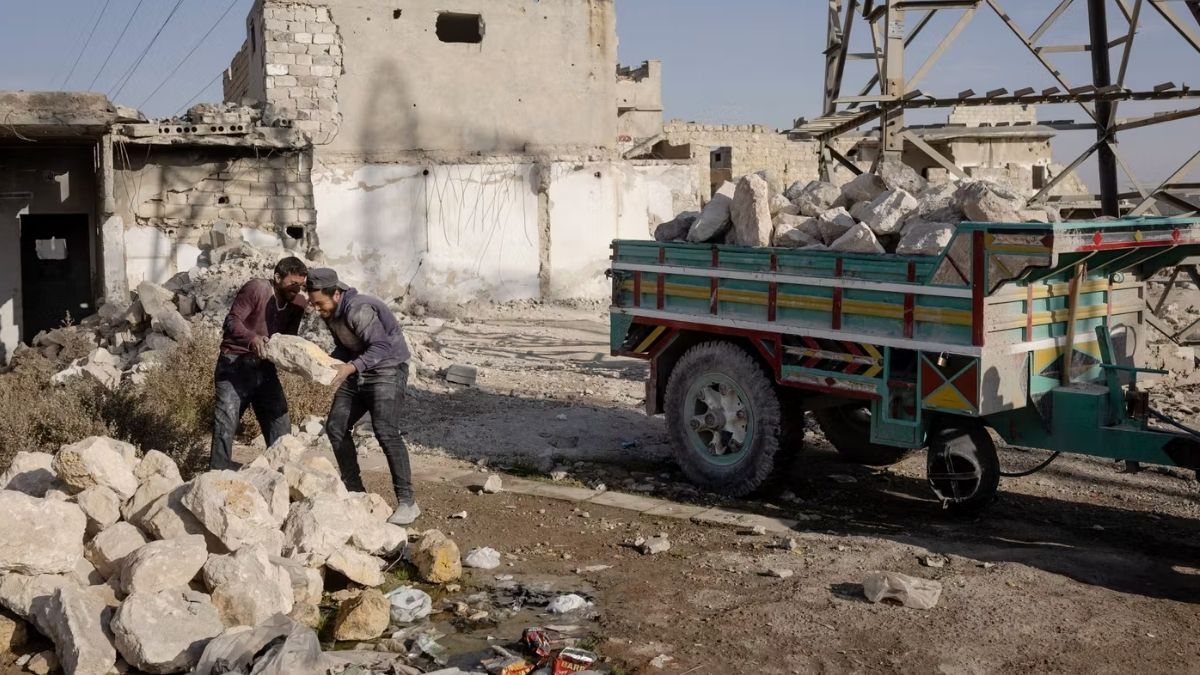 إعادة إعمار سوريا من أبرز المهمات الصعبة بعد سقوط نظام الأسد - كانون الأول 2025 (LAURENCE GEAI/MYOP FOR LE MONDE)