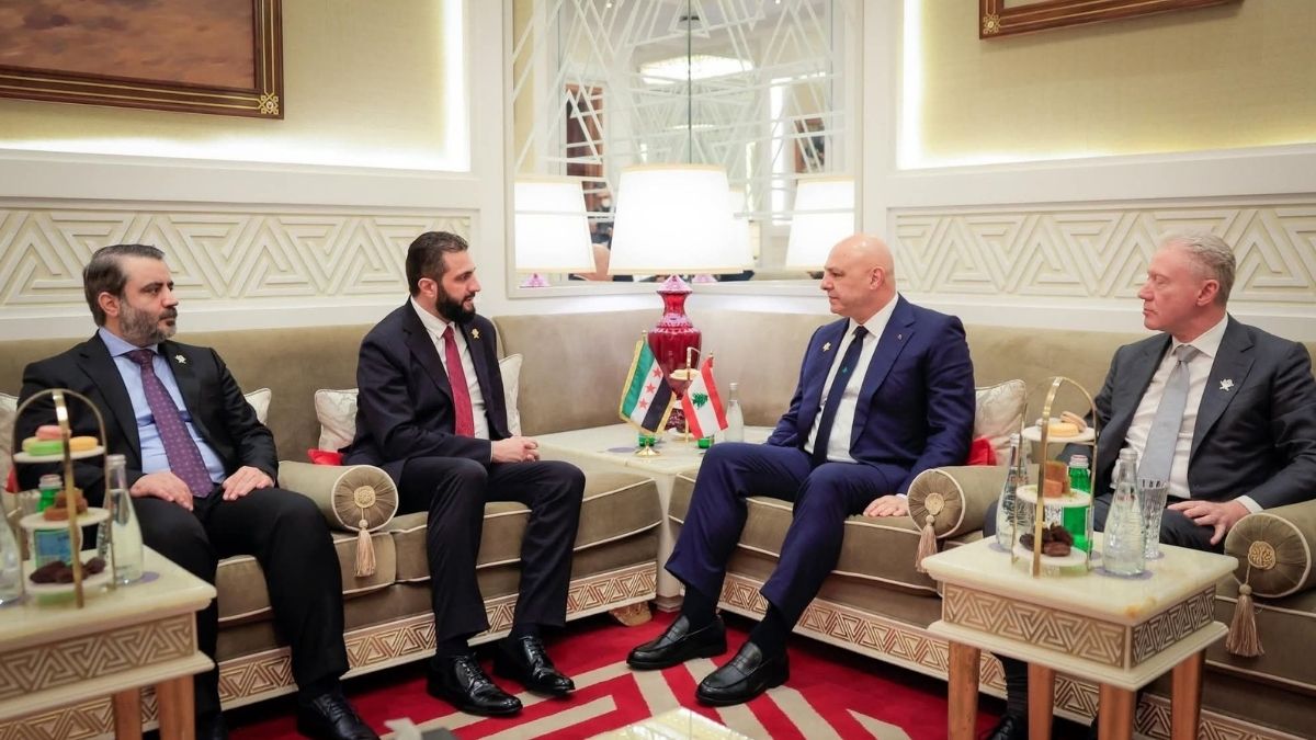 الرئيس السوري أحمد الشرع يلتقي الرئيس اللبناني جوزيف عون على هامش القمة العربية الإسلامية الطارئة المنعقدة في الدوحة - 15 أيلول 2025 (رئاسة الجمهورية العربية السورية)