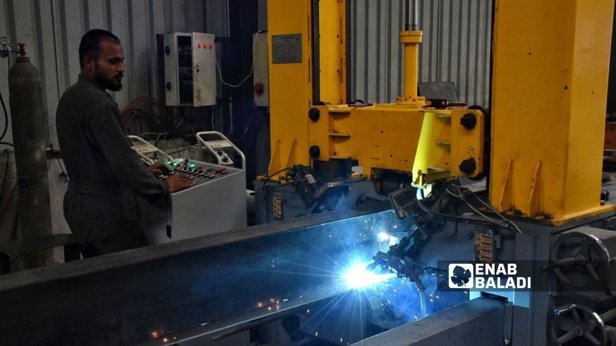 عامل يشغل آلة للحام الحديد في معمل للحديد بمنطقة العرقوب الصناعية بمدينة حلب- 2 تشرين الثاني 2025 ()