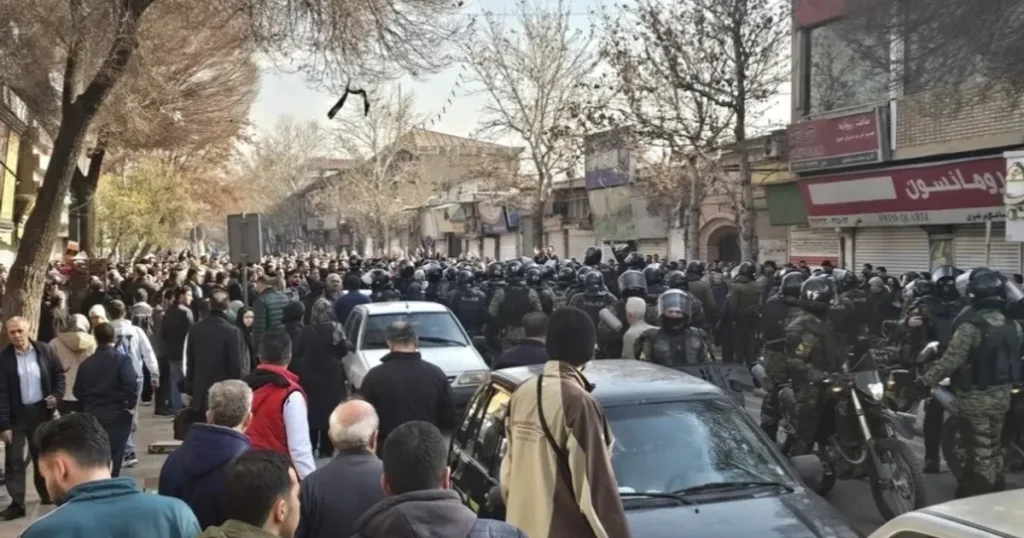 ترمب: إيران لا تتصرف بشكل جيد وسنضرب بقوة إذا قتلت المحتجين