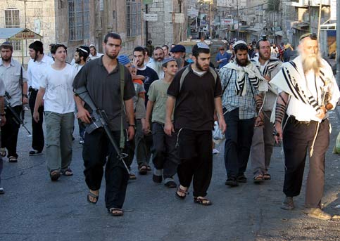 50 مستوطنا إسرائيليا يطلقون الرصاص الحي على الفلسطينيين بمحافظة سلفيت