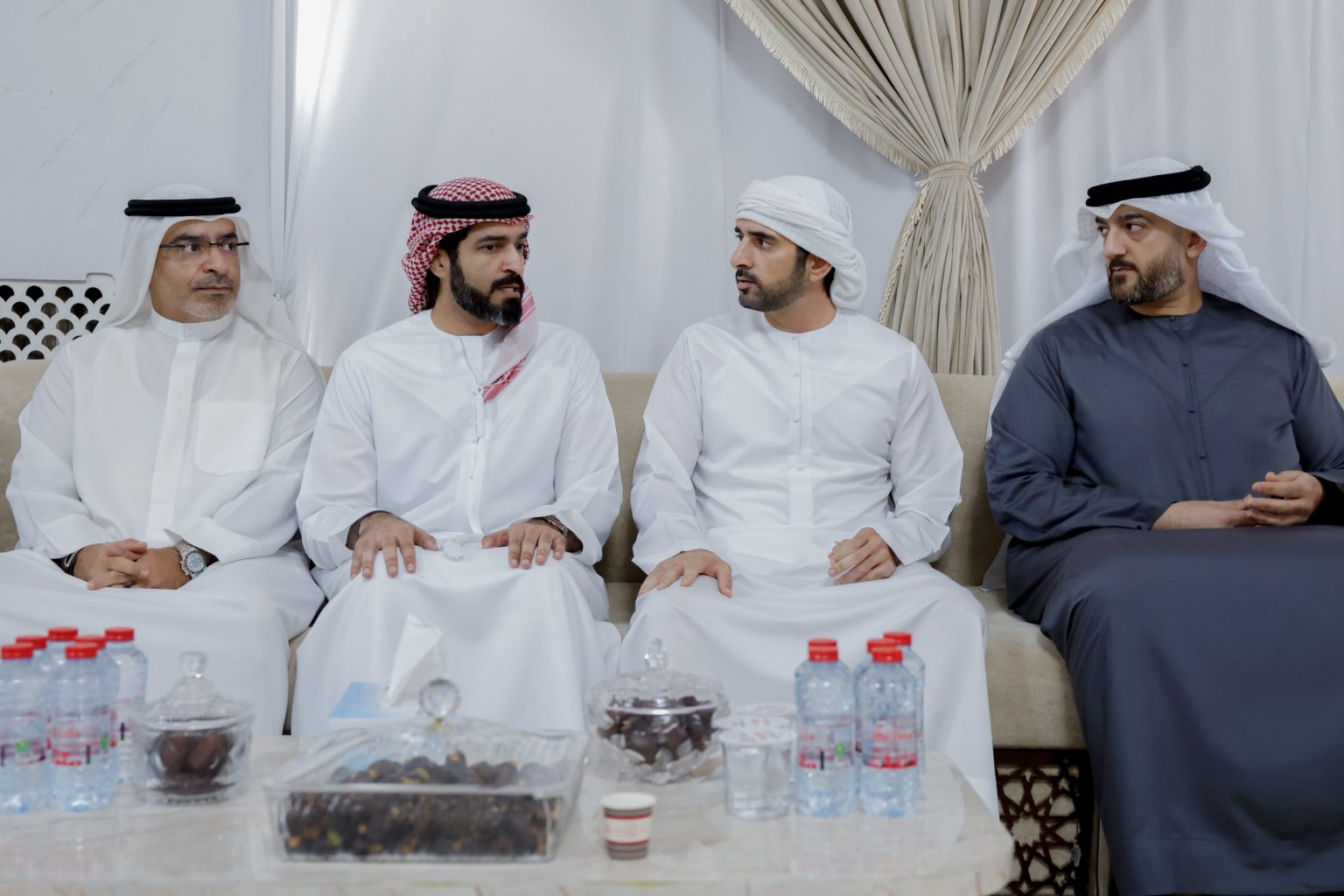 حمدان بن محمد يقدم واجب العزاء في وفاة عبدالغني حبيب آل رضا