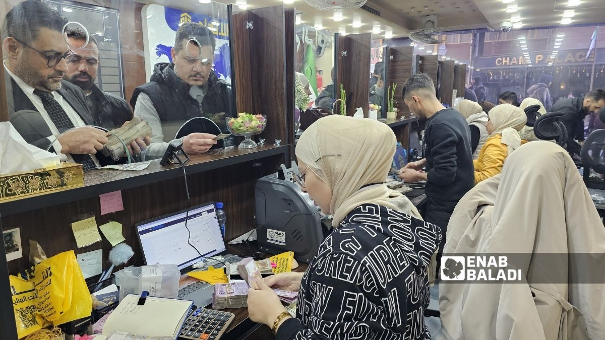 سوريون يقبلون على استبدال العملة في دمشق - 4 كانون الثاني 2025 (/ أحمد مسلماني)