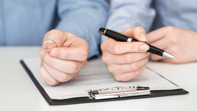 زوجات يلجأن إلى «الخلع» هرباً من صعوبة «إثبات الضرر» وقت استحالة العِشرة