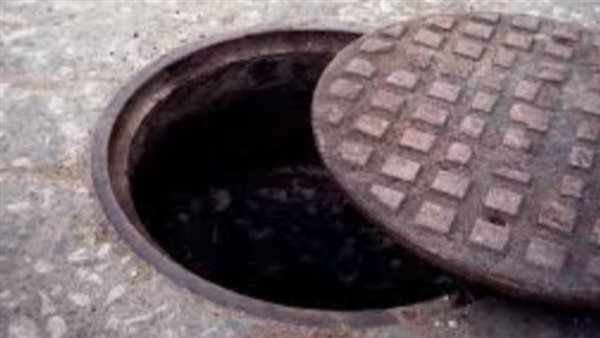 إصابة 4 أشخاص بحالات اختناق إثر سقوطهم داخل بلاعة صرف صحي بأطفيح