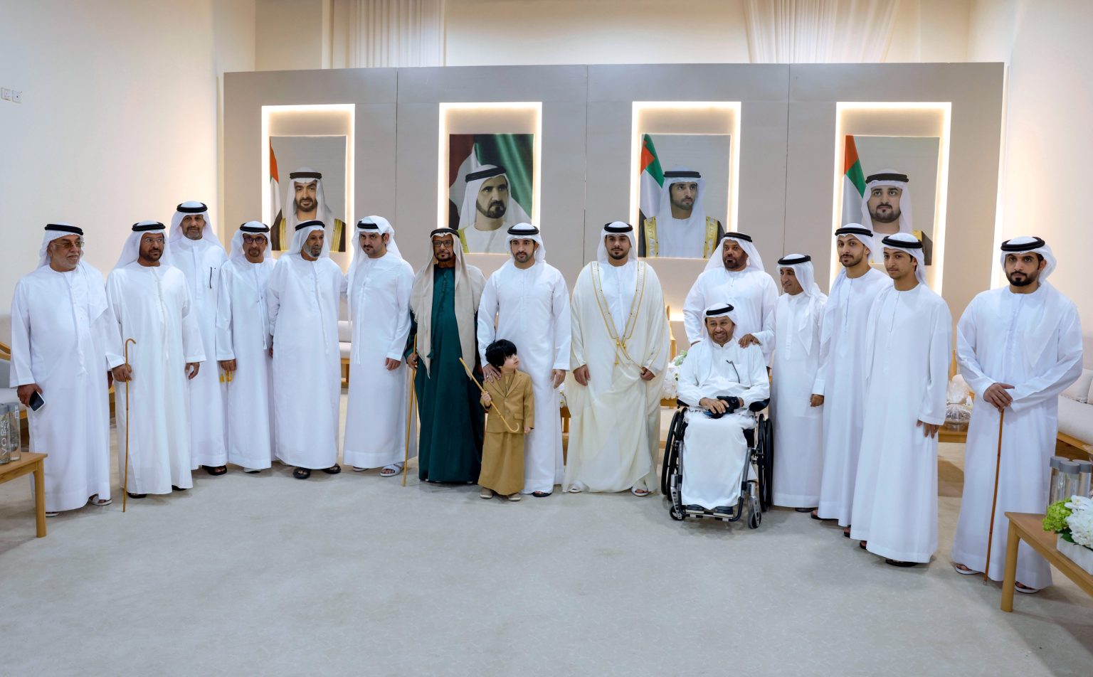 حمدان بن محمد يحضر أفراح المطيوعي والمزروعي