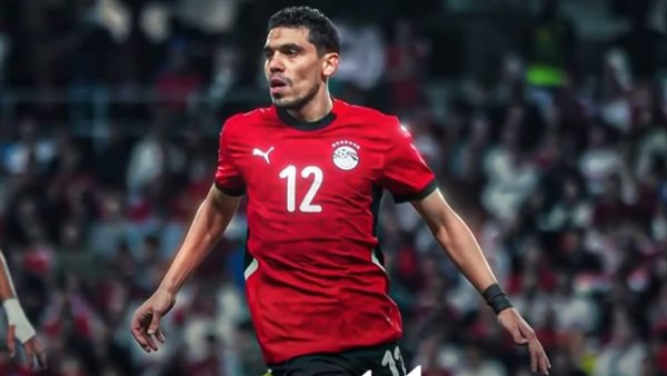 محمد حمدي يدعم منتخب مصر أمام كوت ديفوار من الملعب
