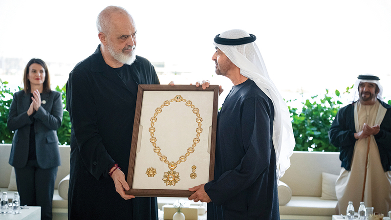 رئيس الدولة يمنح رئيس وزراء ألبانيا «وسام زايد»