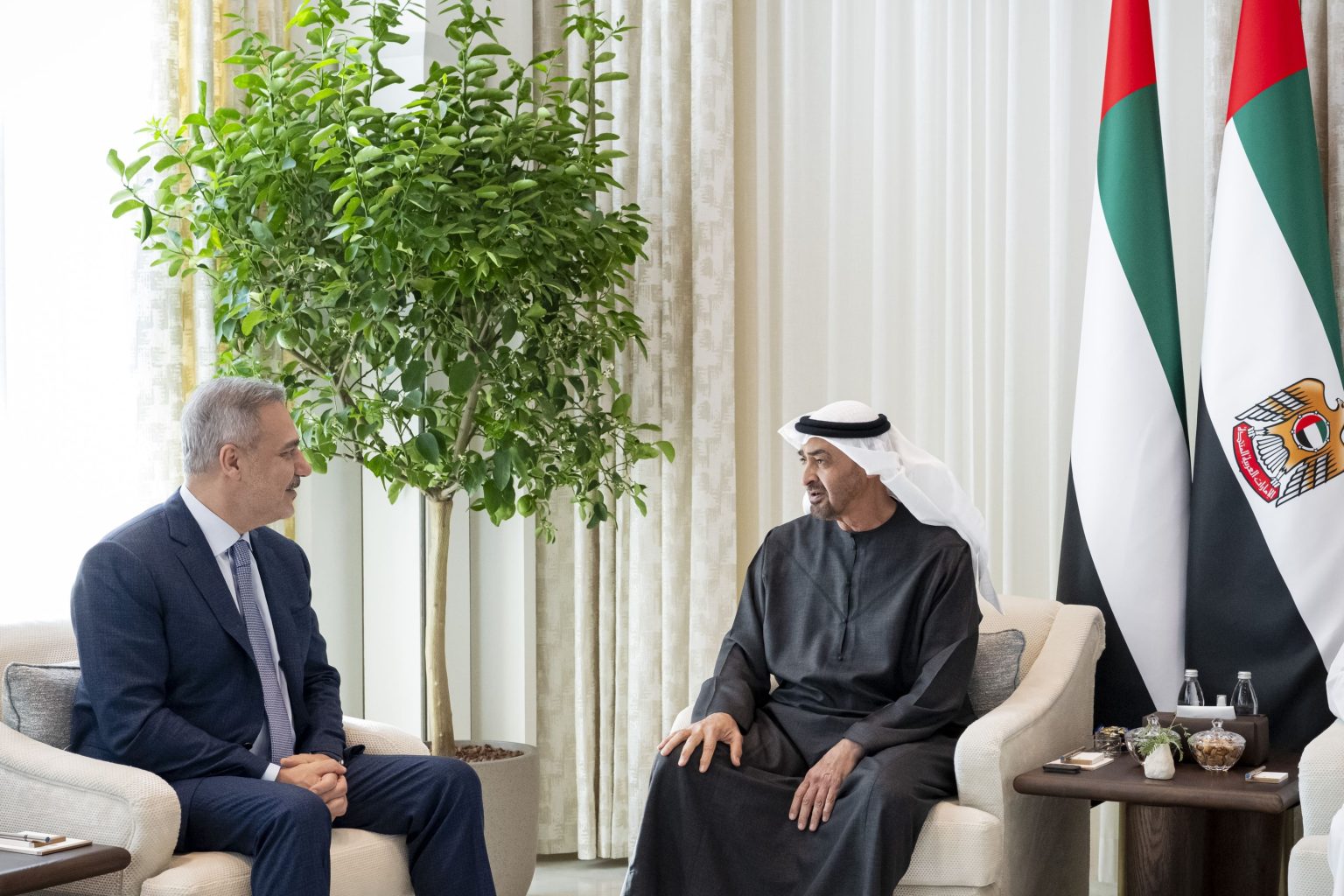 رئيس الدولة يبحث مع وزير الخارجية التركي تعزيز التعاون وتطورات الأوضاع في المنطقة