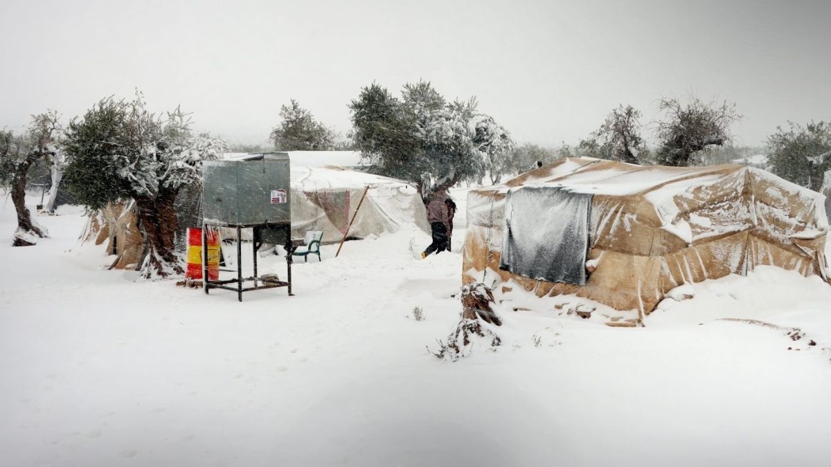 تزداد معاناة مخيم يازي باغ بالقرب من اعزاز بريف حلب الشمالي مع تساقط الثلوج - 31 كانون الأول 2025 (سانا)