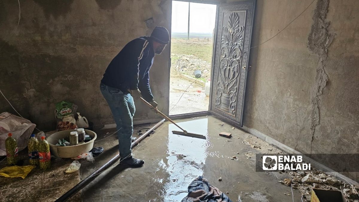 إحدى الغرف في مخيم قرية الأشرفية في ريف حماة - 5 كانون الثاني 2026 (/إياد عبد الجواد)