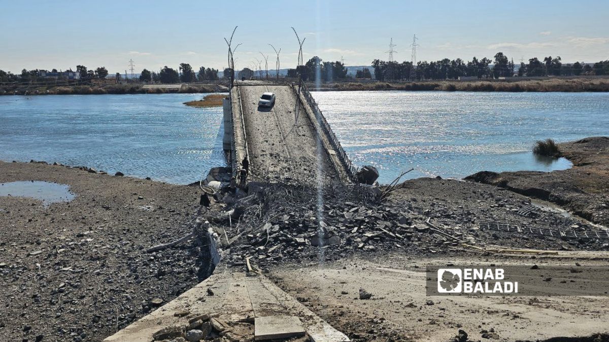 جسر الرشيد في الرقة شمالي سوريا بعد تدميره جراء العمليات العسكرية بين الجيش السوري وقوات سوريا الديمقراطية - 19 كانون الثاني 2026 (/إياد عبد الجواد)