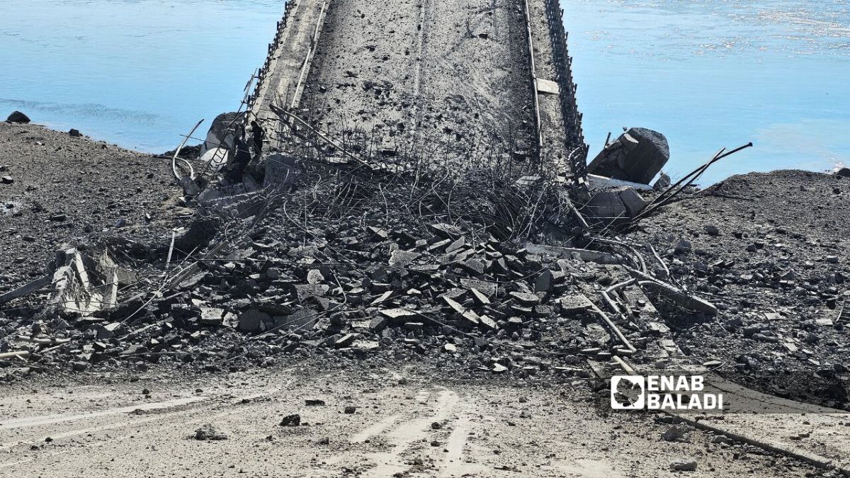 جسر الرشيد في الرقة شمالي سوريا بعد تدميره جراء العمليات العسكرية بين الجيش السوري وقوات سوريا الديمقراطية - 19 كانون الثاني 2026 (/إياد عبد الجواد)