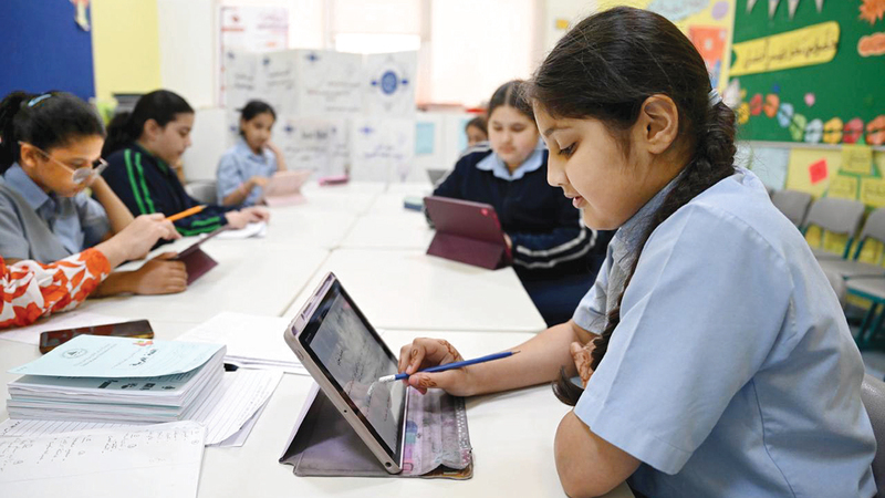 «تطبيقات ذكية» تدعم طلبة بـ «دروس مجانية».. ومعلمون: لا تغني عن التفاعل المباشر