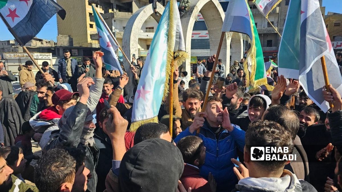 مدنيون يحتفلون بدخول الحكومة السورية إلى مدينة الرقة شمالي سوريا - 19كانون الثاني 2026 (/ إياد عبد الجواد)