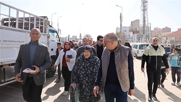محافظ المنيا يستجيب لمناشدة «الحاجة هناء» ويرافقها لمعاينة منزلها المتهالك