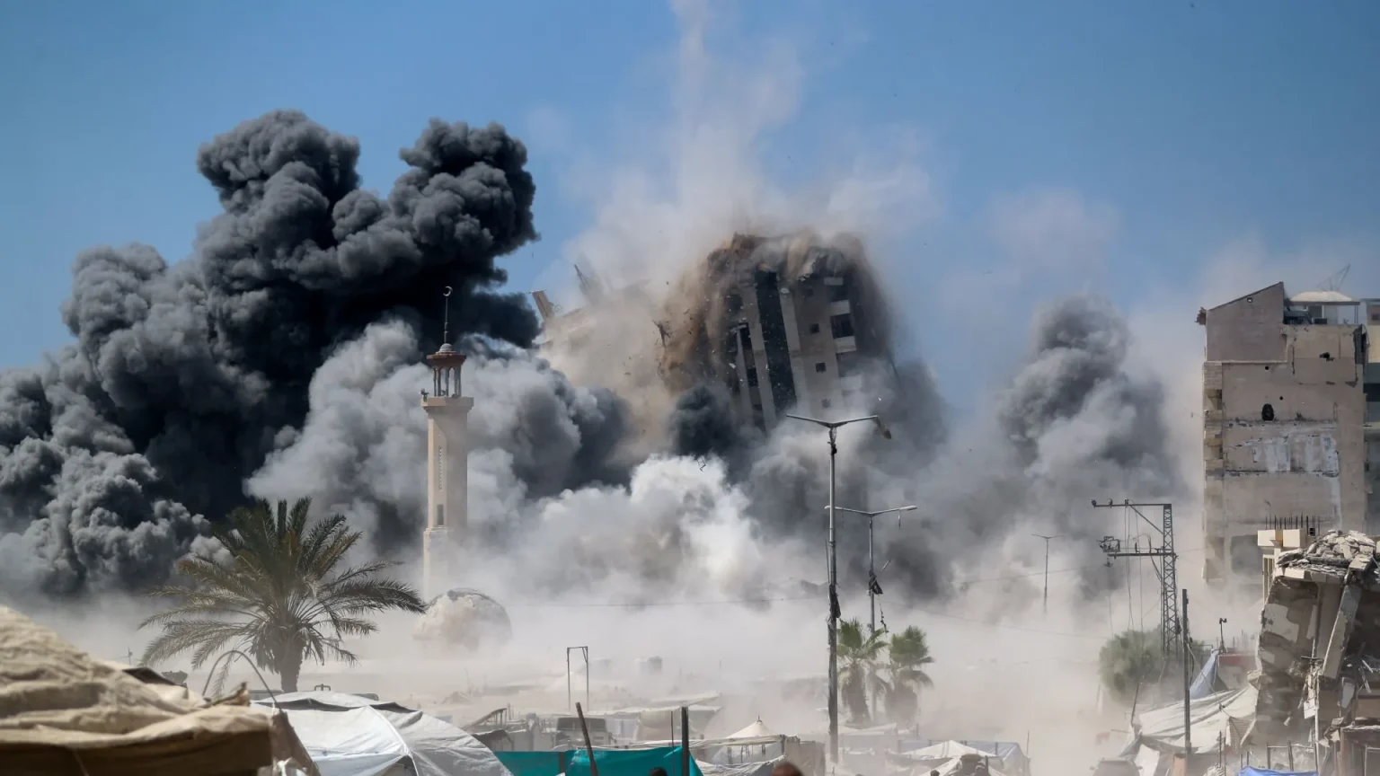 قصف ونسف في غزة وتحذيرات من كارثة إنسانية
