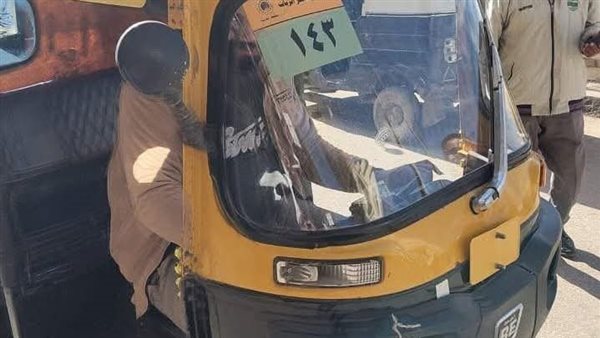 محافظ الغربية يتابع إجراءات تكويد وتسجيل “التوك توك” وتركيب الملصقات المؤمَّنة
