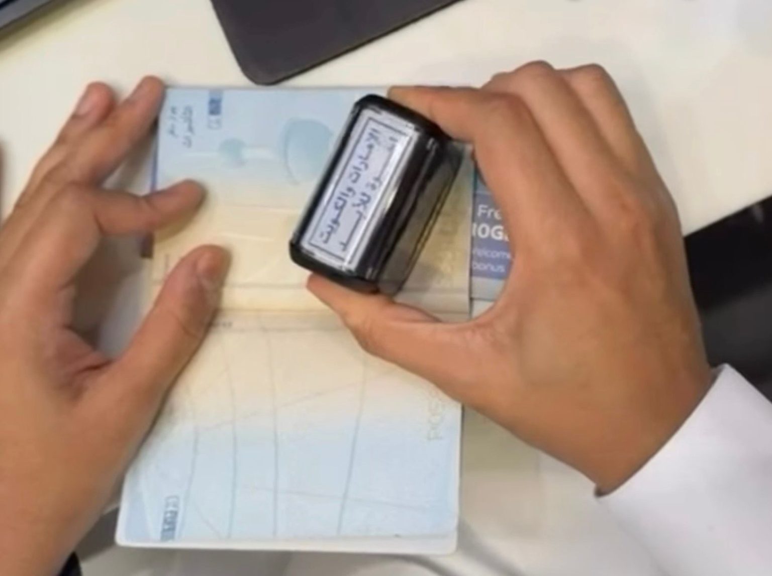 “إخوة للأبد”.. ختم خاص يستقبل الكويتيين في منافذ الدولة