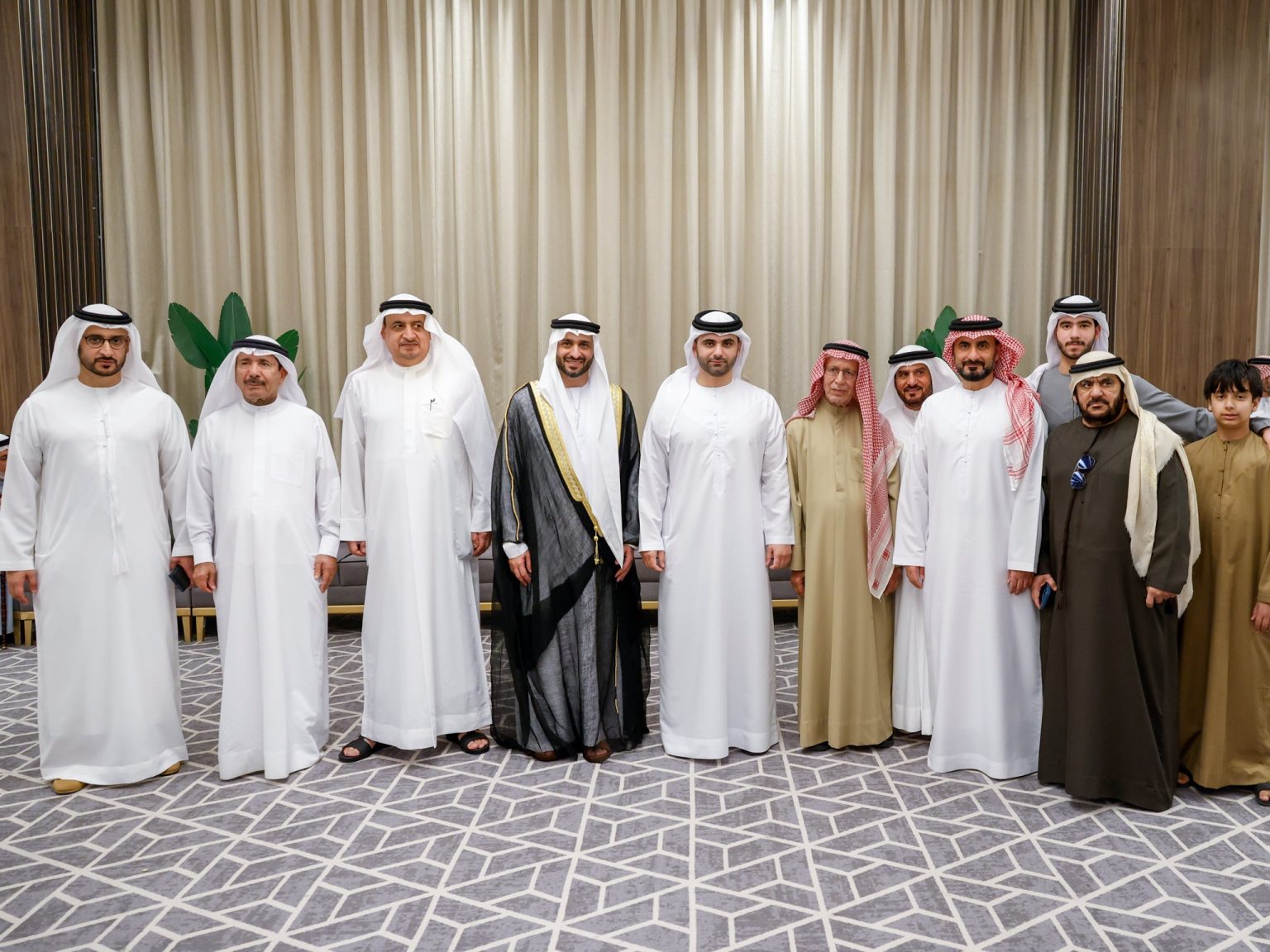 منصور بن محمد يحضر أفراح الحمادي والرفيع