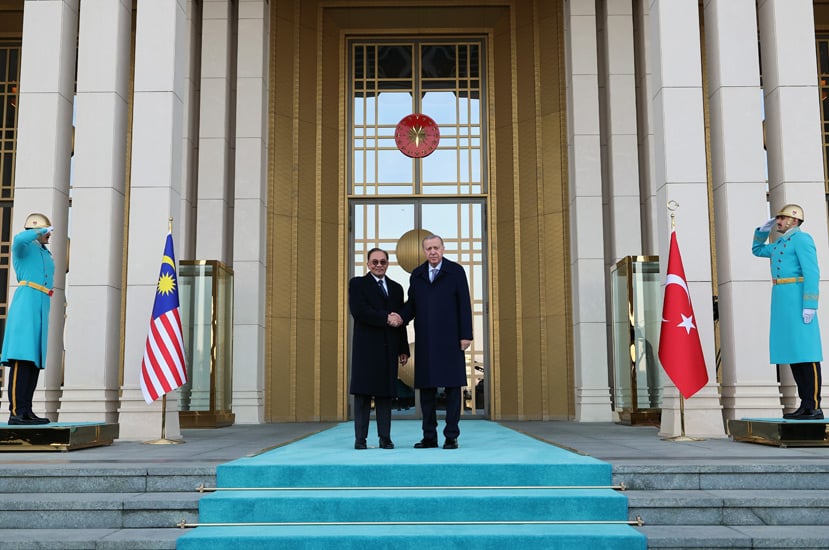 أنور إبراهيم يؤكد أهمية تعزيز العلاقات الثنائية بين ماليزيا وتركيا
