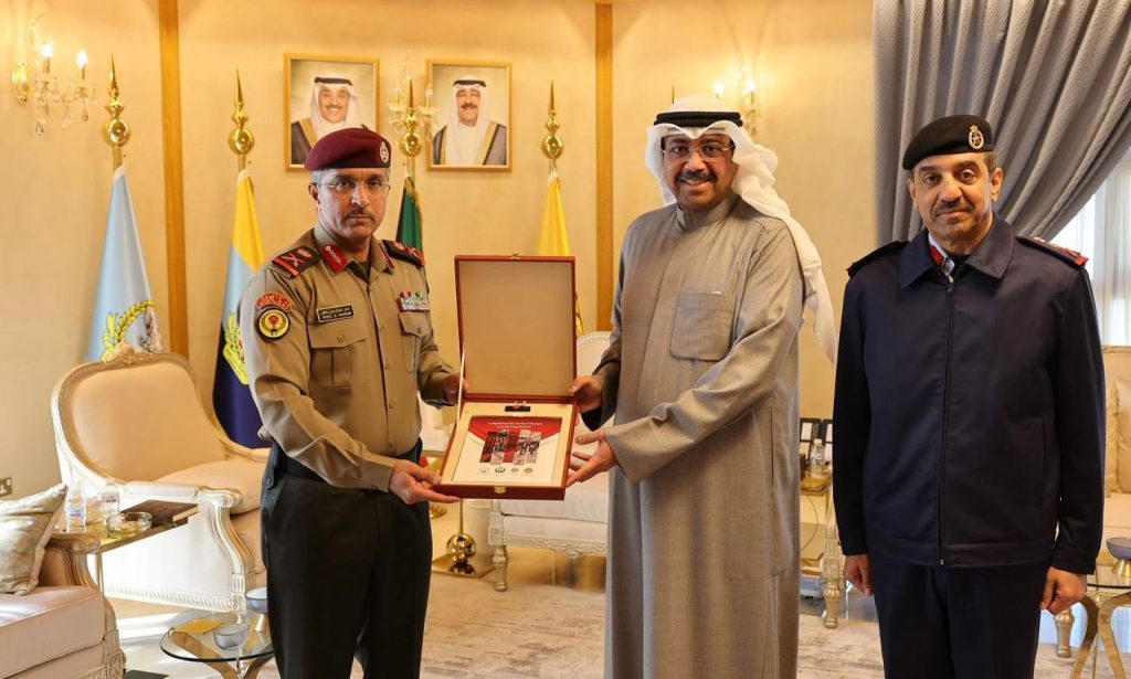 وزير الدفاع يتسلم كراسة المراسم والبروتوكولات الموحدة للجهات العسكرية