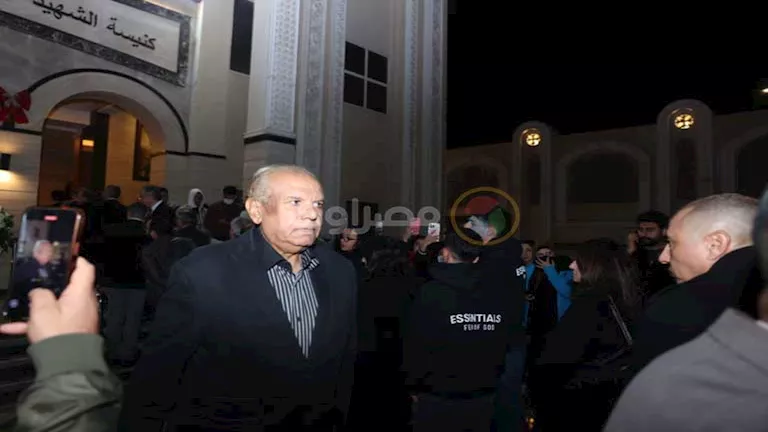 إلهام شاهين وماجد الكدواني وأحمد عز.. 25 صورة للنجوم في عزاء والدة هان