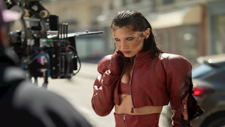 بيلا حديد تروج لمسلسلها الجديد “The Beauty”