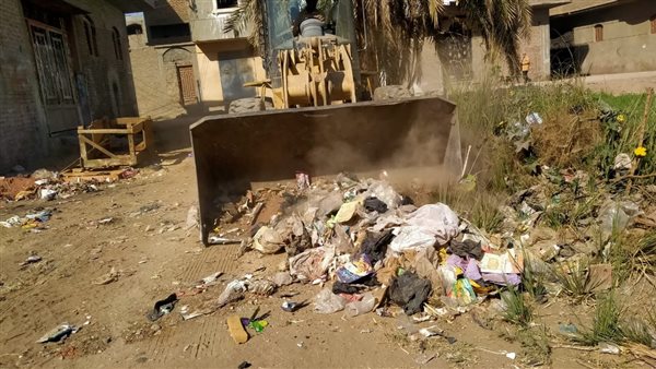 بالصور.. رفع 125 طن مخلفات وأتربة خلال حملات نظافة وتجميل الشوارع بالأقصر