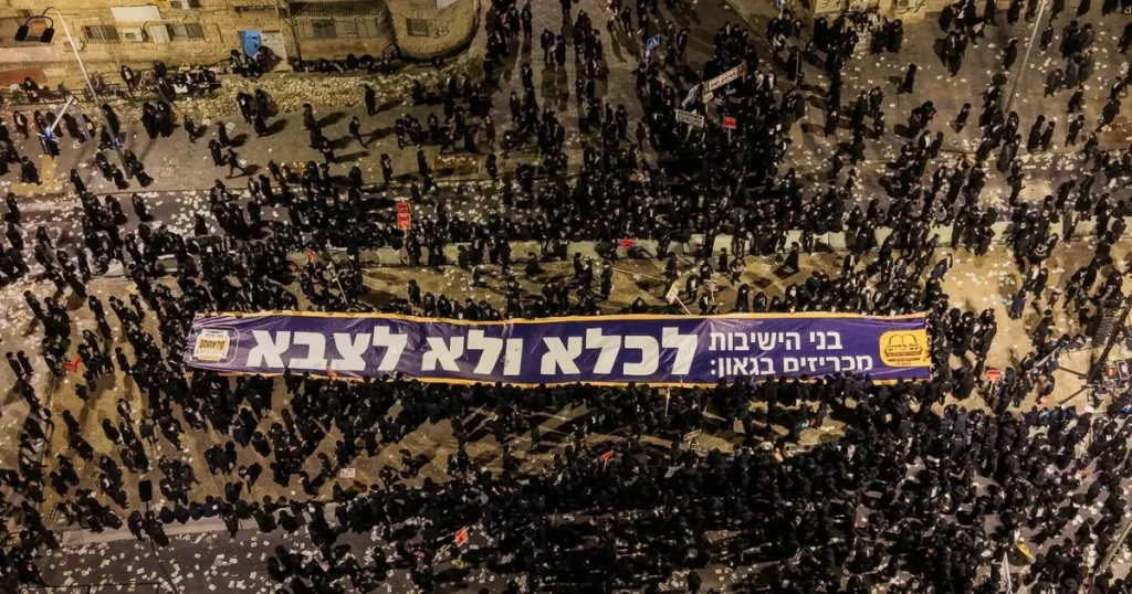 حافلة تقتحم مسيرة لليهود المعارضين للتجنيد بالجيش الإسرائيلي