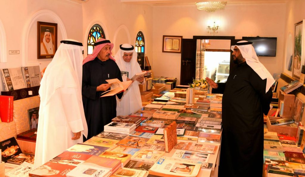 محافظ المحرق يفتتح معرض الكتاب الثاني بدار العمامرة ويشيد بجهود القائمين عليه – الوطن